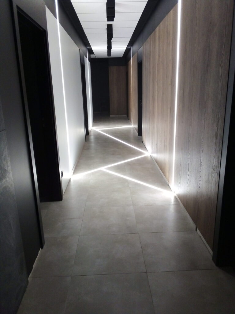 Nowoczesny korytarz z jasnym oświetleniem ledowym.