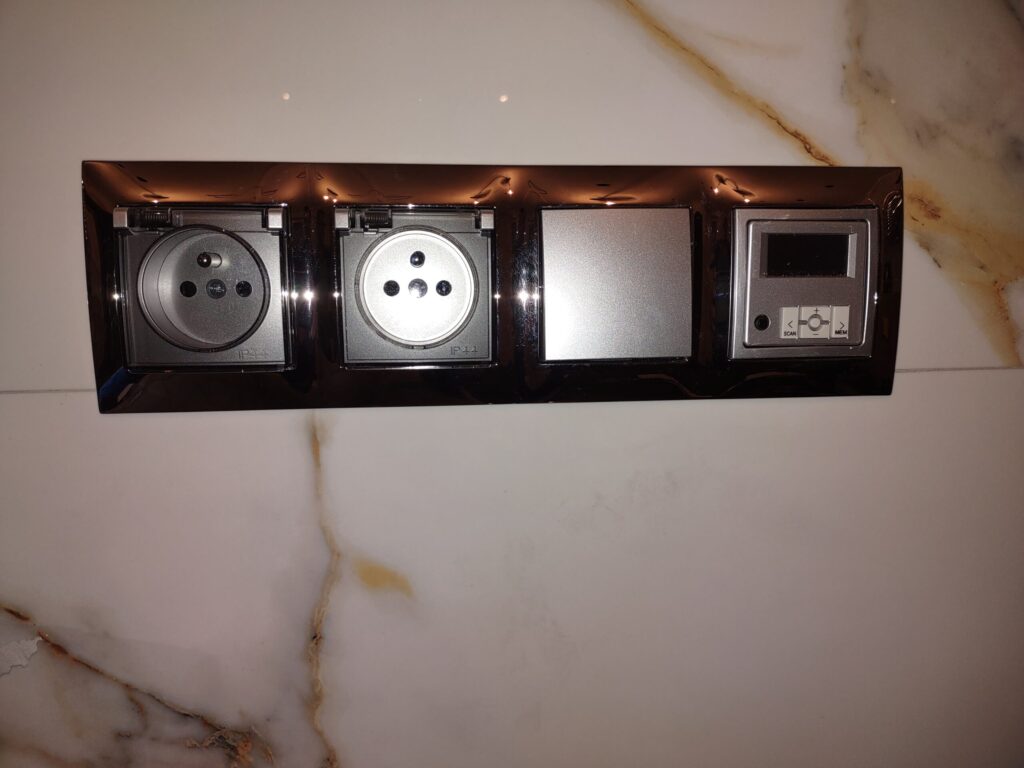 Nowoczesne gniazdka elektryczne i panel sterujący