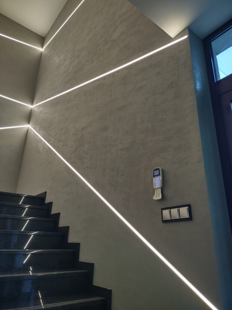 Nowoczesne schody z podświetleniem LED na ścianie