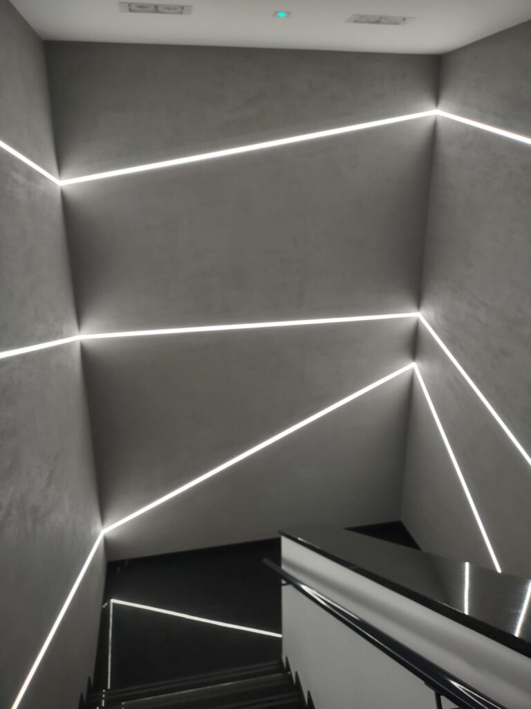 Nowoczesne schody z geometrycznym oświetleniem LED.
